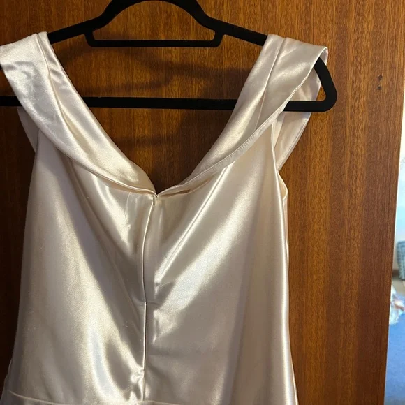 Express Crème Satin Body Suit - off the shoulder elegant - Picture 3 of 5